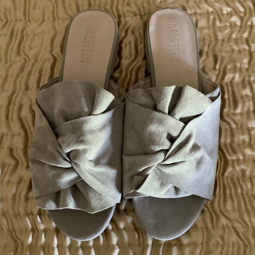 Kenneth Cole Reaction 6.5M gray suede bow detailed flats. EUC!